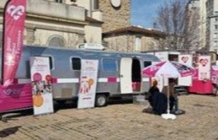 le beau bus rose étant tombé en panne vers Montélimar, "Agir pour le Coeur des Femmes" a trouvé une caravane de substitution