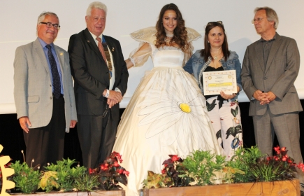 Miss Rhône-Alpes 2017 portant la robe de Marguerite d'Autriche créée par Sylvie BERRY lors de la Conférence de District le 17 Juin 2017
